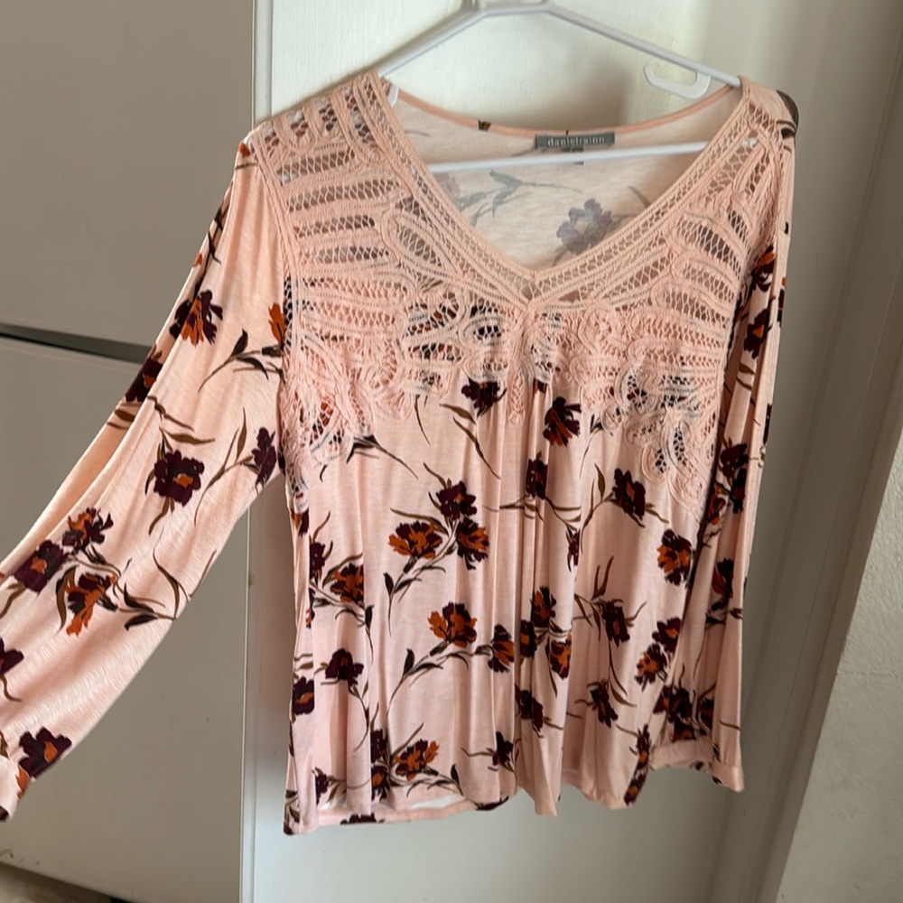 Daniel Rainn- XL floral lace blouse, long sleeve, light and airy